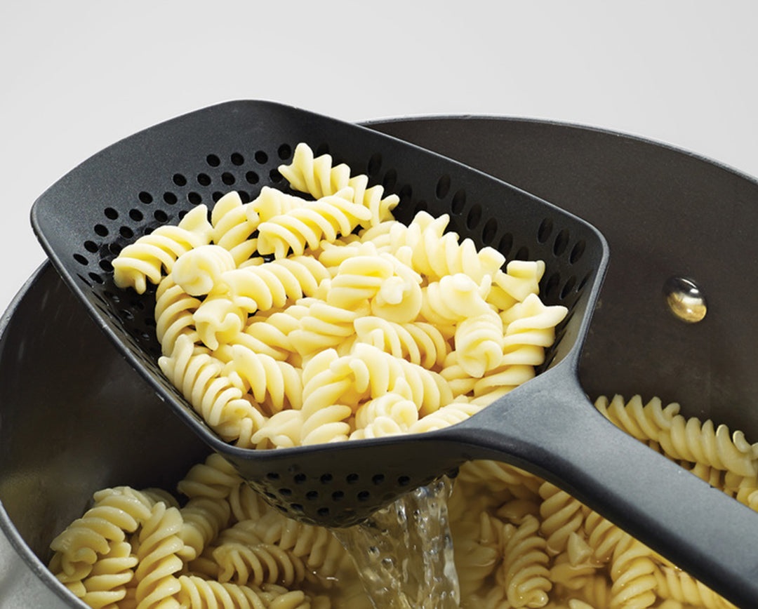 Joseph Joseph Scoop Plus Cucchiaio Scolapasta Nero - Resistente al Calore fino a 200°C, Lavabile in Lavastoviglie, Grande