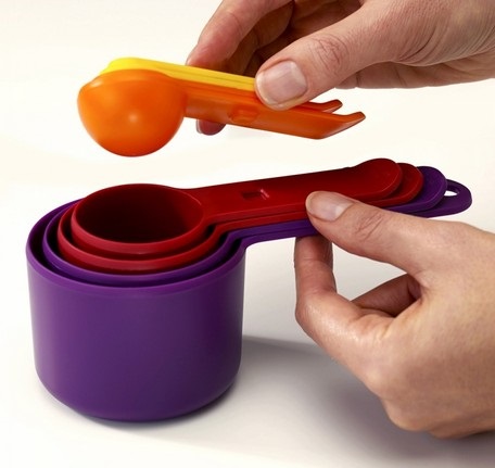 Joseph Joseph Nest Set di Misurini 8 Pezzi, Capacità da 1,25 ml a 250 ml, Design Salvaspazio e Multicolore