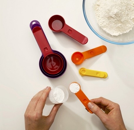 Joseph Joseph Nest Set di Misurini 8 Pezzi, Capacità da 1,25 ml a 250 ml, Design Salvaspazio e Multicolore