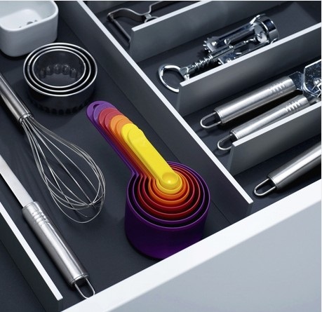 Joseph Joseph Nest Set di Misurini 8 Pezzi, Capacità da 1,25 ml a 250 ml, Design Salvaspazio e Multicolore