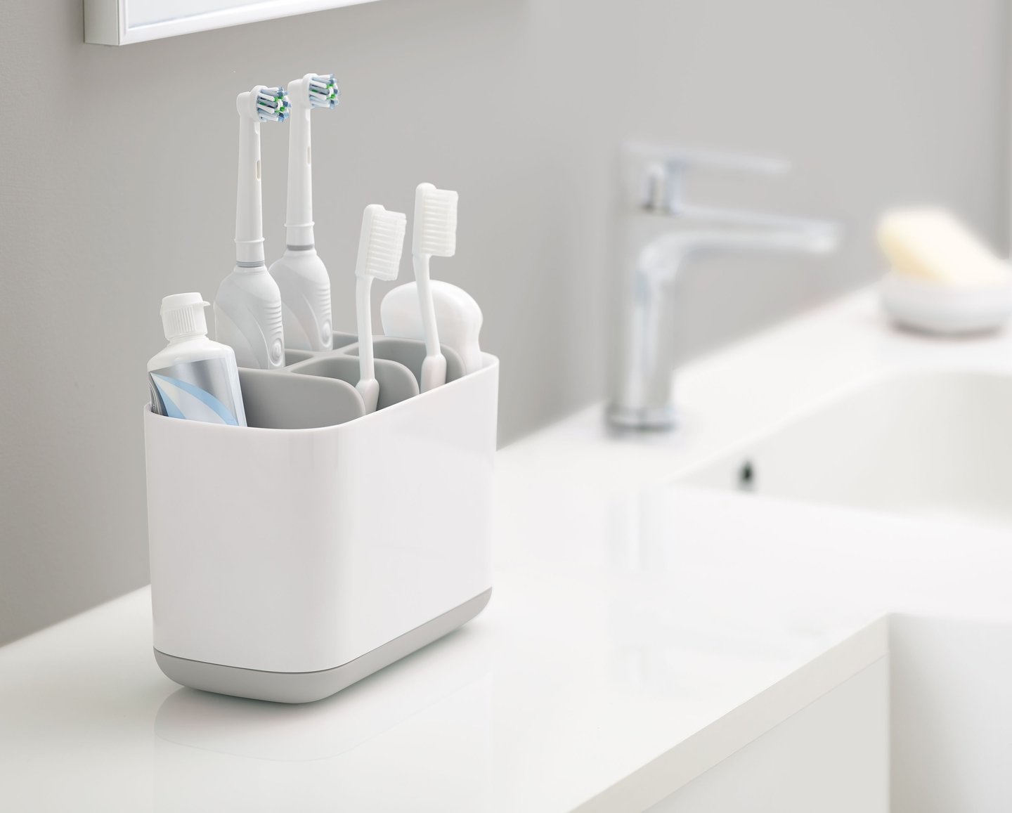 Joseph Joseph Easy Store Porta Spazzolino e Dentifricio Grigio/Bianco - Contenitore Smontabile con 6 Scomparti, Compatibile con Spazzolini Elettrici, Dimensioni 16,8 x 8,4 x 12,6 cm