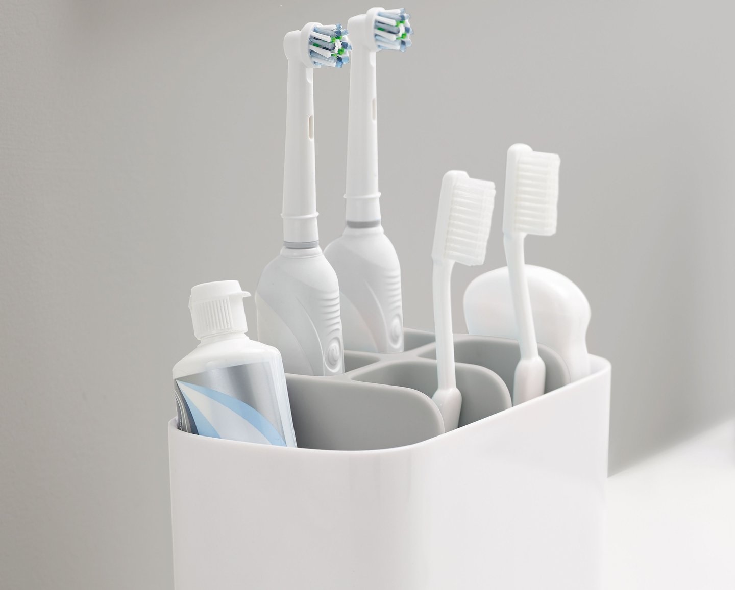 Joseph Joseph Easy Store Porta Spazzolino e Dentifricio Grigio/Bianco - Contenitore Smontabile con 6 Scomparti, Compatibile con Spazzolini Elettrici, Dimensioni 16,8 x 8,4 x 12,6 cm