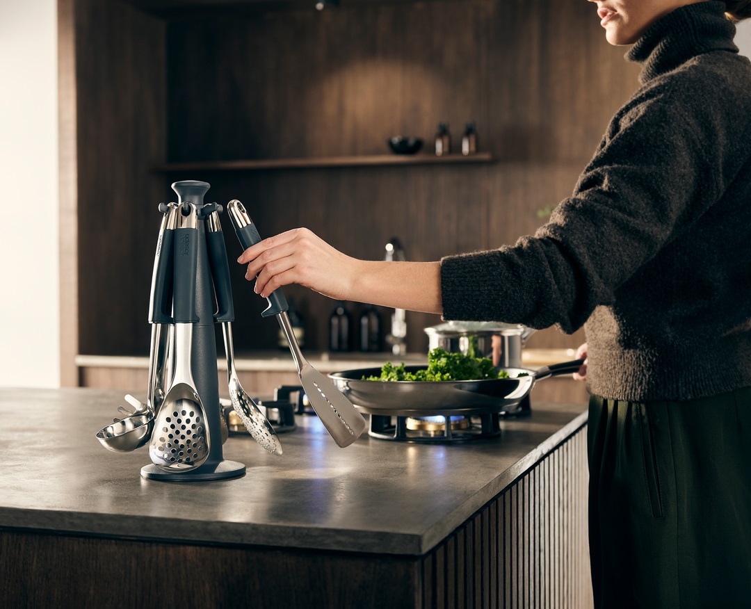 Joseph Joseph Elevate Carousel Set - Utensili in Acciaio Inox con Manici Ponderati e Poggiautensili Integrati