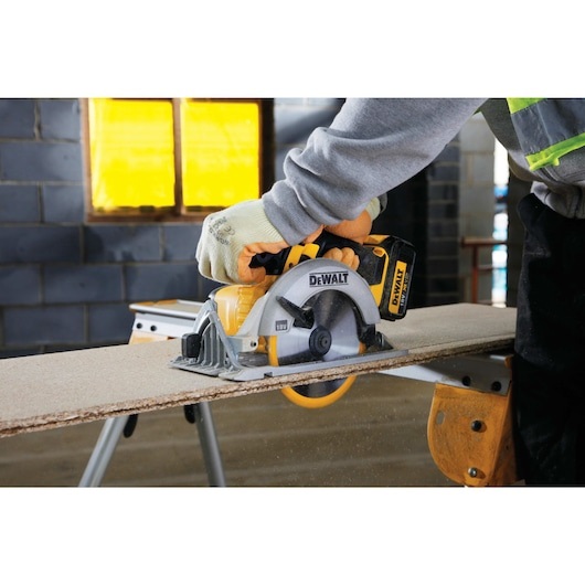 DeWalt DCS391NT-XJ Sega Circolare a Batteria 18V, Diametro Lama 165 mm, Potenza 760 W, Profondità di Taglio 55 mm, in Valigetta TSTAK