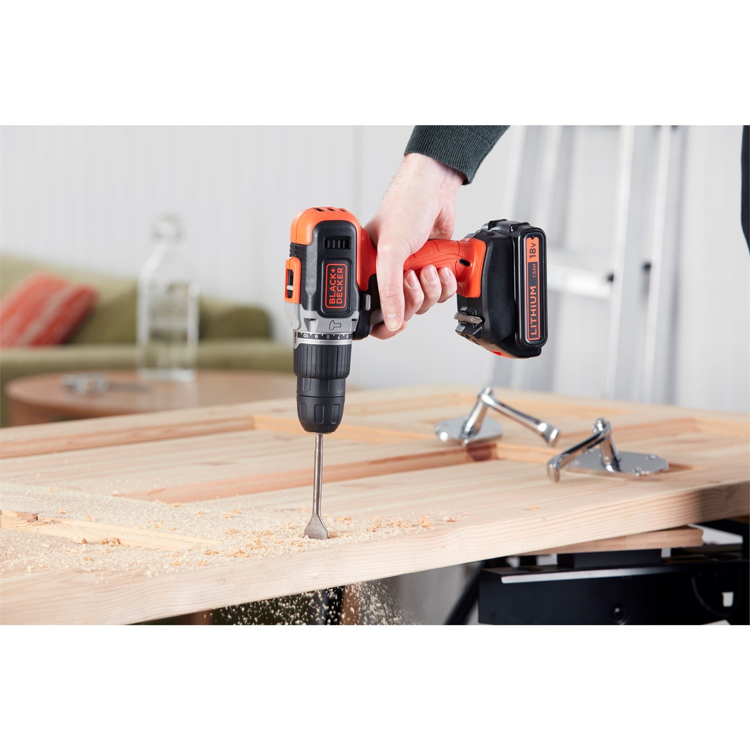 BLACK DECKER BCD003C2K-QW Trapano Avvitatore a Percussione 18V con 2 Batterie da 1,5Ah, Caricatore, Coppia 45Nm e Luce LED