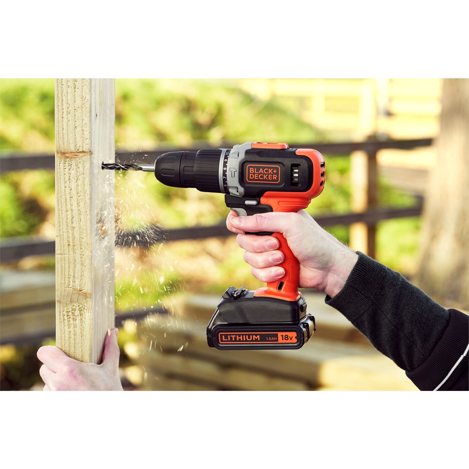 BLACK DECKER BCD003C2K-QW Trapano Avvitatore a Percussione 18V con 2 Batterie da 1,5Ah, Caricatore, Coppia 45Nm e Luce LED