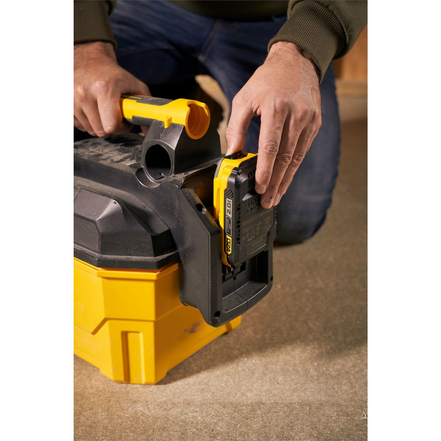 Stanley FATMAX SFMCV002B-XJ Aspiratore solidi e liquidi portatile 18 V, Serbatoio 7.5 L, Tubo estensibile 2.4 m, Senza batteria e caricabatteria
