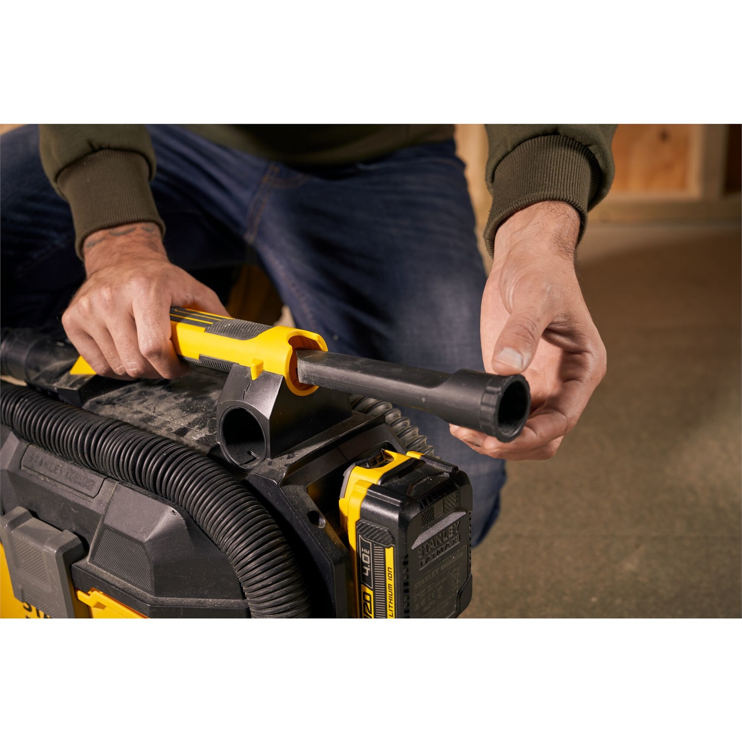 Stanley FATMAX SFMCV002B-XJ Aspiratore solidi e liquidi portatile 18 V, Serbatoio 7.5 L, Tubo estensibile 2.4 m, Senza batteria e caricabatteria