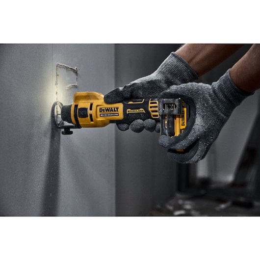 DeWALT DCE555N Sega da Taglio per Cartongesso 18V con Motore Brushless e Autonomia di 54 Metri
