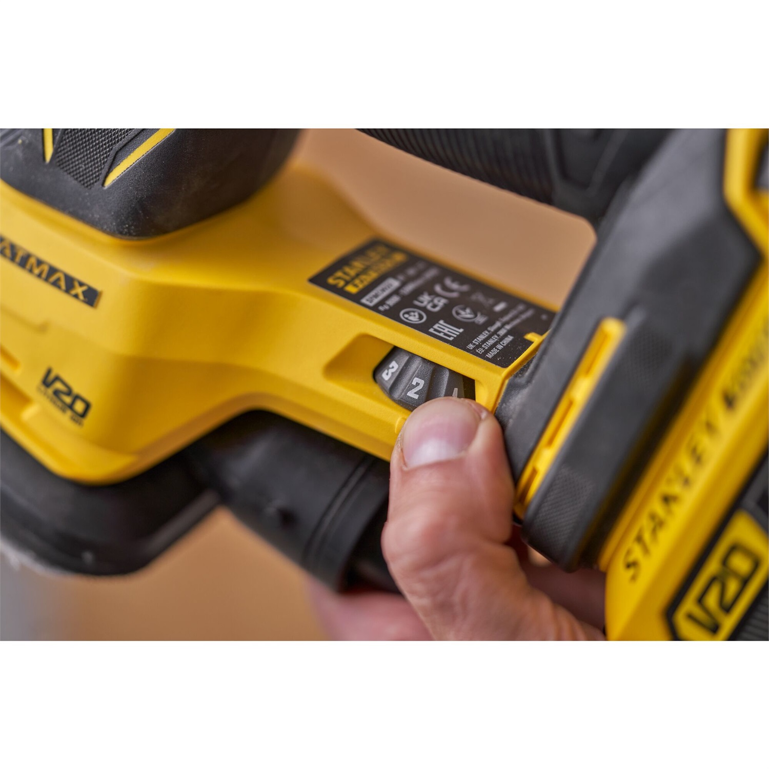STANLEY FATMAX Levigatrice a Delta V20 - Compatta, con Aspirazione Polvere e Impugnatura Gommata