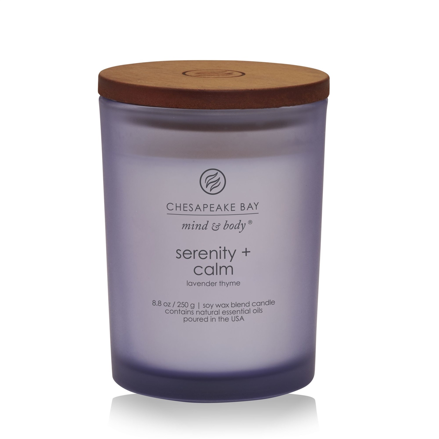 Chesapeake Bay Candle Serenity & Calm - Candela Profumata Media Viola in Vetro, Fragranza Lavanda e Timo, Durata Fino a 57 Ore