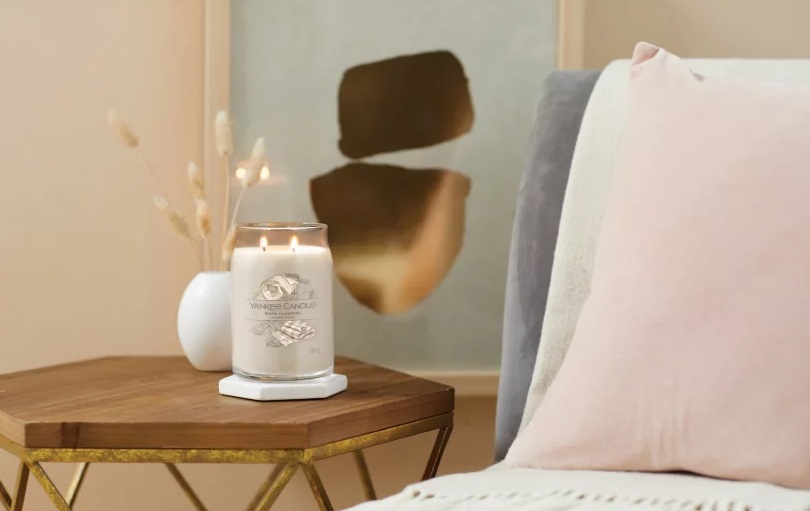 Yankee Candle Warm Cashmere - Candela Profumata Grande 567g con 2 Stoppini, Fragranza di Legno di Sandalo e Patchouli, Tempo di Combustione Fino a 90 Ore