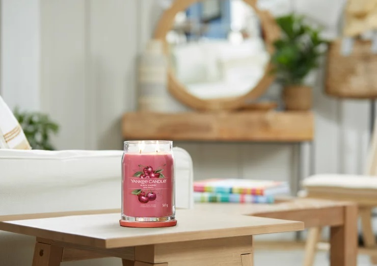 Yankee Candle Black Cherry - Candela Profumata in Giara Grande 567 g con Fragranza di Ciliegia e Cera di Soia, Fino a 90 Ore di Combustione