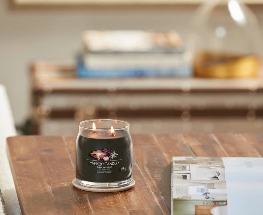 Yankee Candle Black Coconut - Candela Profumata Media 368g con Doppio Stoppino, Cera di Soia, Fragranza Floreale, Tempo di Combustione Fino a 50 Ore