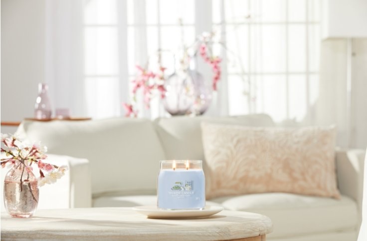 Yankee Candle A Calm & Quiet Place - Candela in Giara Media 368g con 2 Stoppini, Fragranza Floreale, Tempo di Combustione fino a 50 Ore