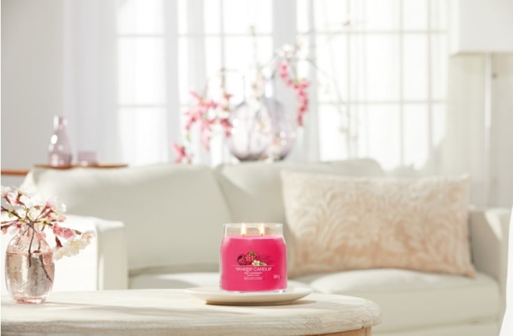 Yankee Candle Red Raspberry - Candela Profumata Media 368g con Doppio Stoppino, Cera di Soia, Fragranza Fruttata