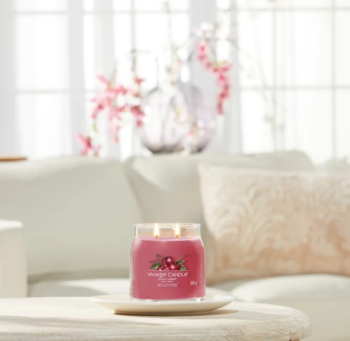 Yankee Candle Black Cherry - Candela Profumata Giara Media 368g con 2 Stoppini e Fragranza Fruttata