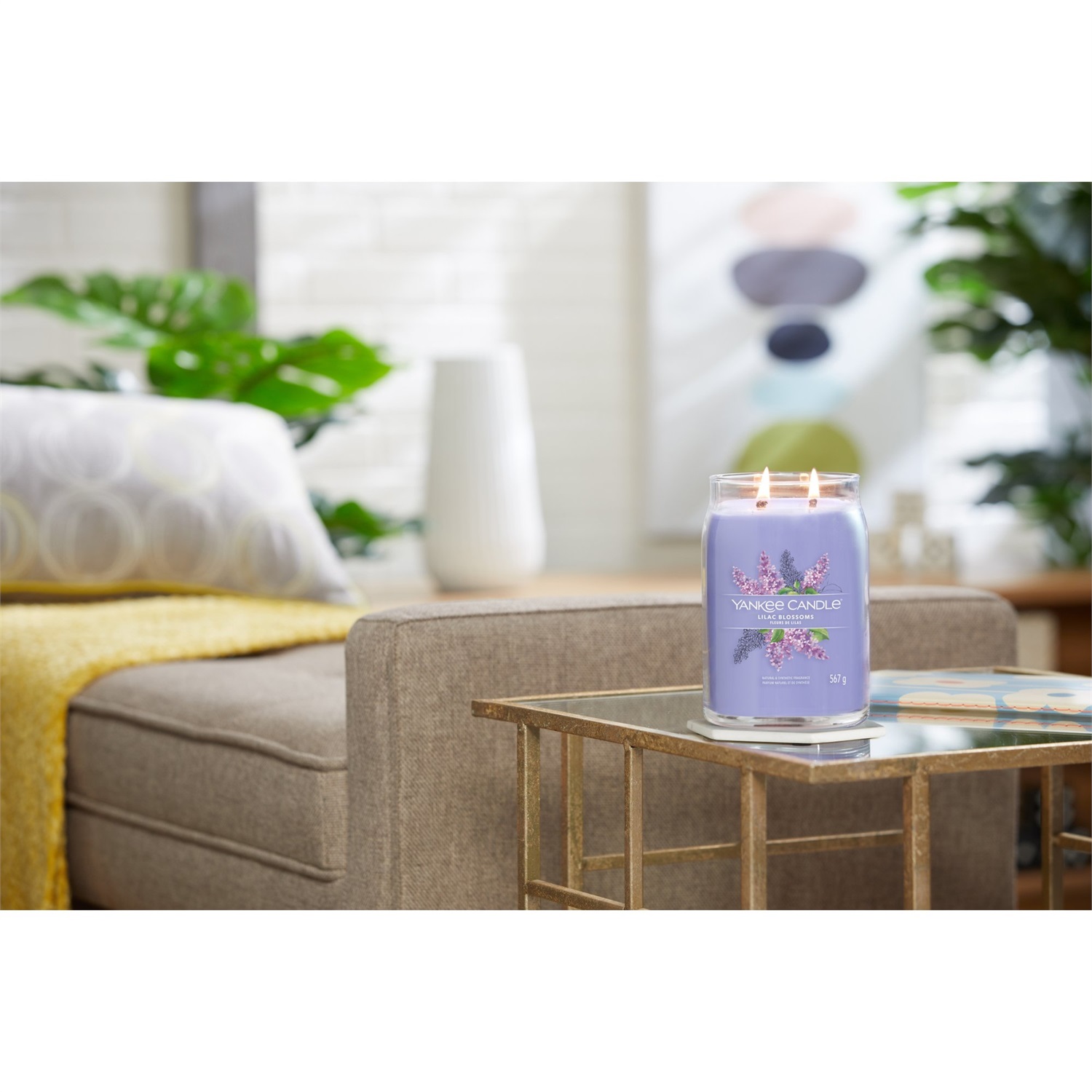 Yankee Candle Lilac Blossoms Candela Profumata in Giara Grande 567 g con 2 Stoppini - Fragranza Floreale Ispirata ai Campi di Lavanda