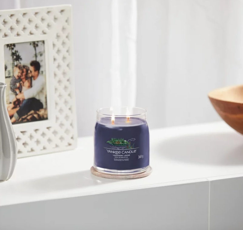 Yankee Candle Lakefront Lodge - Candela Profumata in Giara Media 368g con Doppio Stoppino, Fragranza Legnosa, Tempo di Combustione Fino a 50 Ore