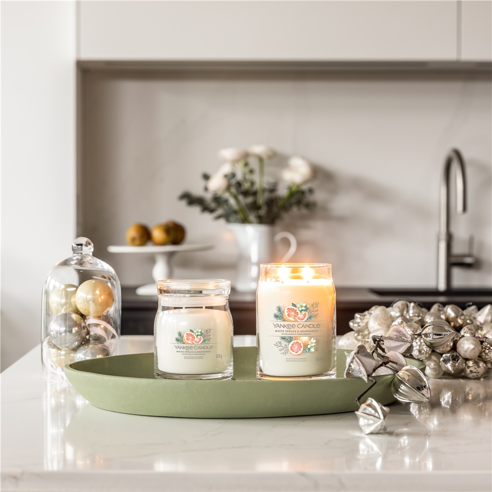 Yankee Candle Candela Giara Media White Spruce & Grapefruit 368g - Fragranza Agrumata con Note di Pompelmo, Pino e Vaniglia