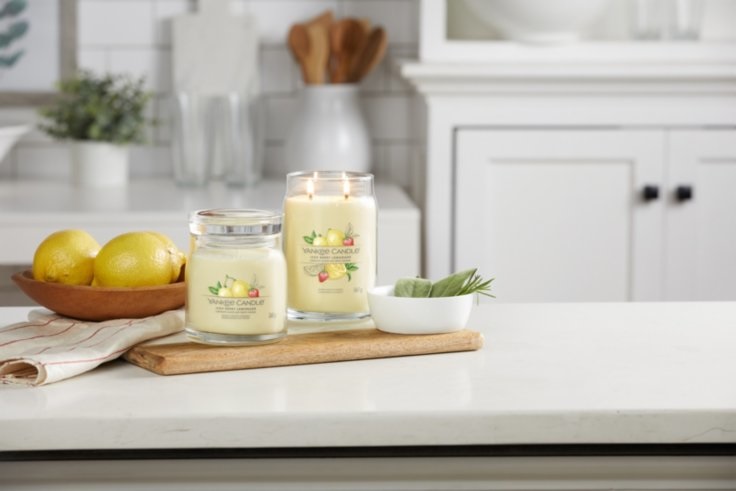 Yankee Candle Iced Berry Lemonade - Candela Profumata Media 368g con Fragranza Fruttata di Zucchero al Limone, Pompelmo e Pomelo