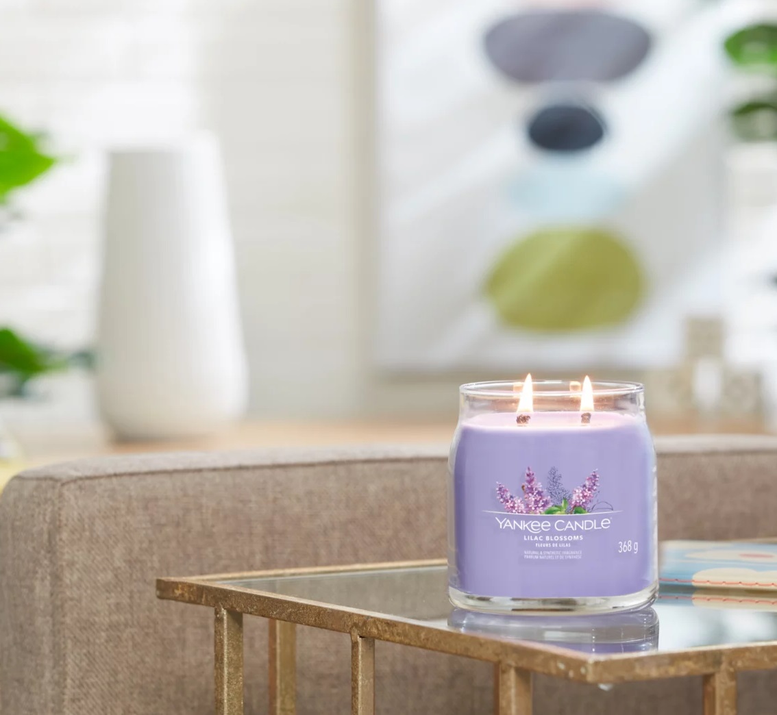 Yankee Candle Lilac Blossoms - Candela Profumata Media 368g con Doppio Stoppino, Cera di Soia, Fragranza Floreale di Lavanda e Lillà