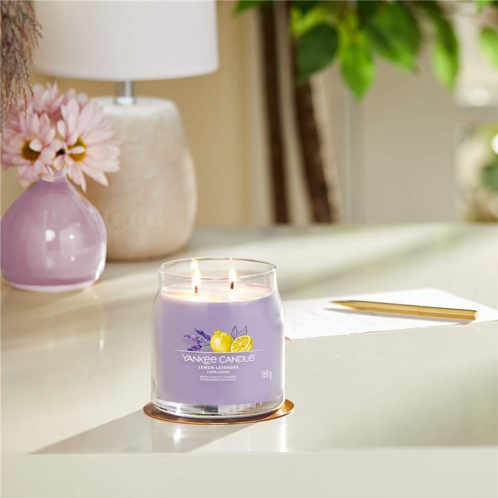 Yankee Candle Lemon Lavender - Candela Profumata Media 368g con Doppio Stoppino, Fragranza Agrumata e Tempo di Combustione Fino a 50 Ore