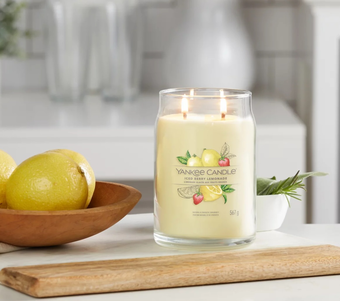 Yankee Candle Iced Berry Lemonade Giara Grande 567 g - Candela Profumata Fruttata con Note di Zucchero al Limone e Pompelmo, Tempo di Combustione Fino a 90 Ore