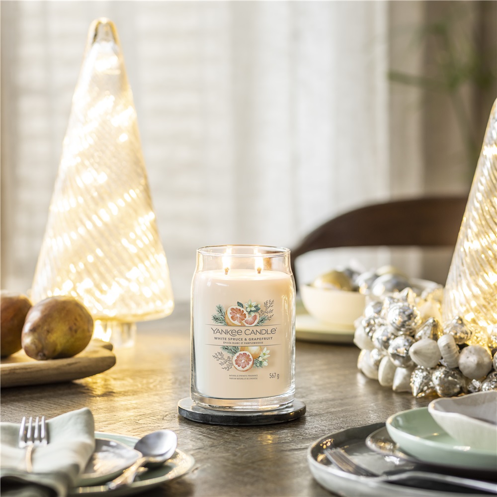 Yankee Candle Giara Grande White Spruce & Grapefruit - Candela Profumata con Doppio Stoppino, Cera di Soia, 567 gr, Fino a 90 Ore di Combustione