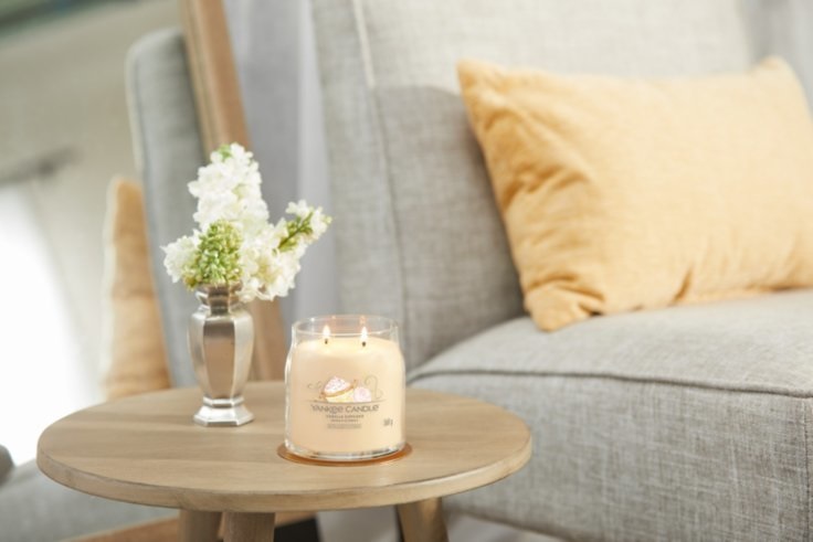 Yankee Candle Vanilla Cupcake - Candela Profumata Media 368 g con 2 Stoppini e Fragranza Dolce e Speziata