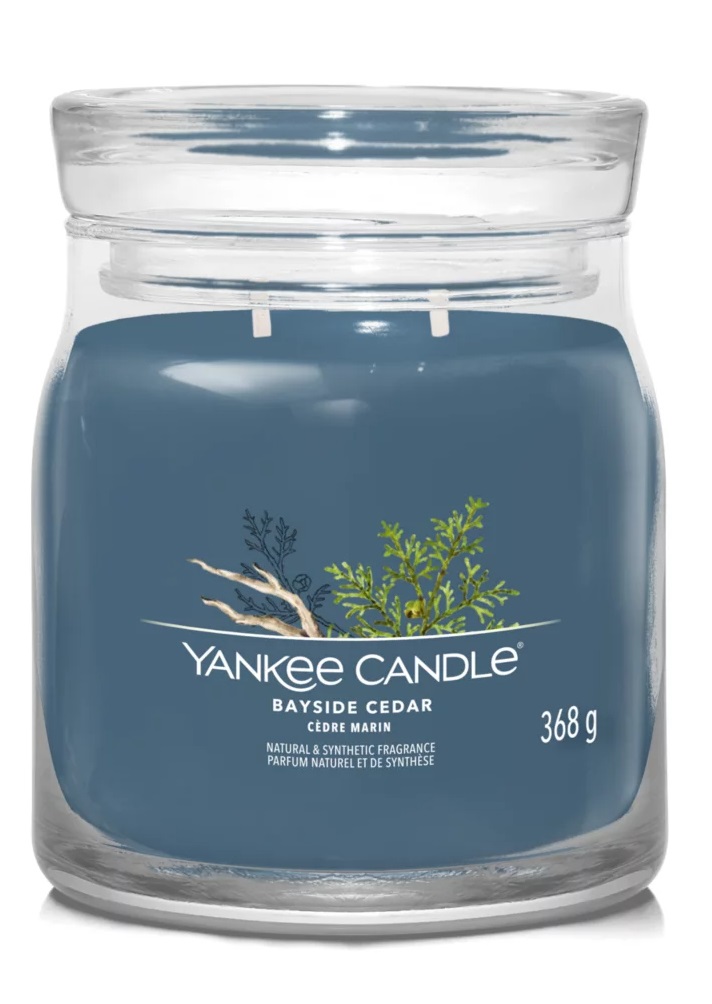 Yankee Candle Bayside Cedar - Candela Profumata Media 368g con 2 Stoppini, Fragranza Fresca e Pulita, Tempo di Combustione fino a 50 Ore