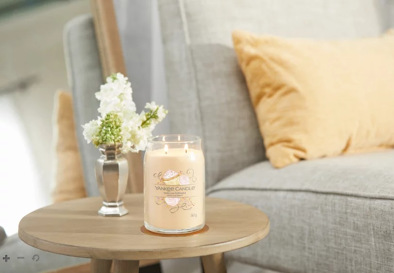 Yankee Candle Candela Profumata Giara Grande Vanilla Cupcake 567 g - Fragranza Dolce e Speziata con Note di Limone e Glassa