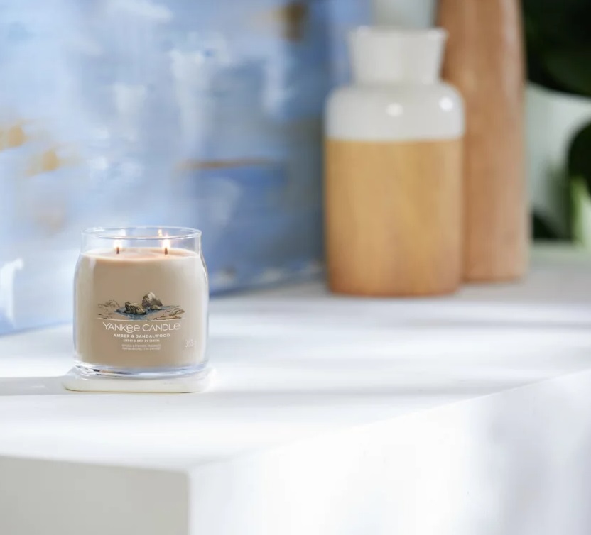 Yankee Candle Amber & Sandalwood - Candela in Giara Media 368 g, Fragranza Dolce e Speziata, Tempo di Combustione fino a 50 Ore