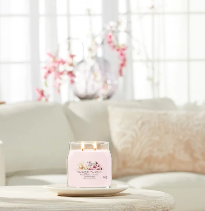 Yankee Candle Pink Cherry & Vanilla - Candela Profumata Media 368g con Doppio Stoppino e Fragranza Fruttata