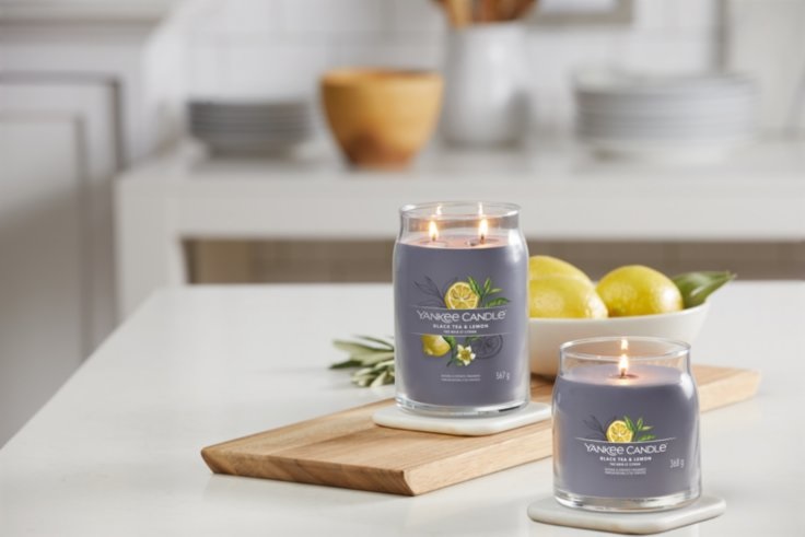Yankee Candle Black Tea & Lemon - Candela Profumata Giara Media 368g con Fragranza di Tè Nero, Vaniglia, Muschio e Limone