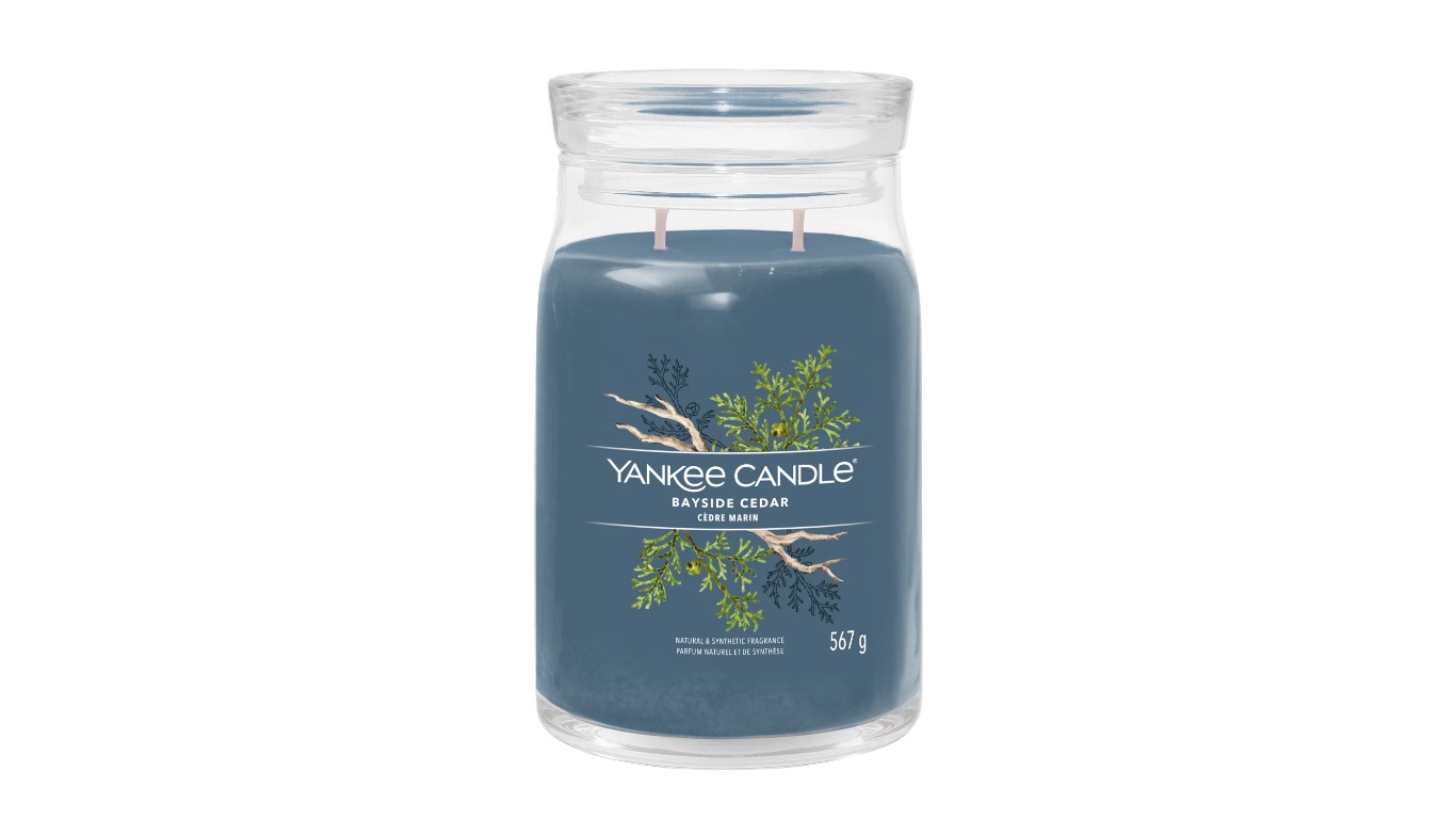 Yankee Candle Bayside Cedar Candela in Giara Grande 567 g - Fragranza Fresca e Pulita con 2 Stoppini, Tempo di Combustione fino a 90 Ore