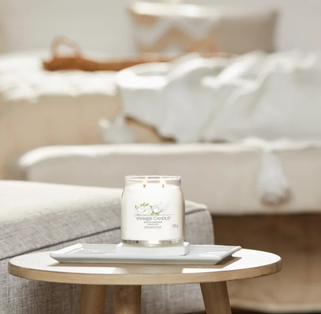 Yankee Candle White Gardenia - Candela Profumata Giara Media 368g con Doppio Stoppino, Fragranza Floreale, Tempo di Combustione Fino a 50 Ore