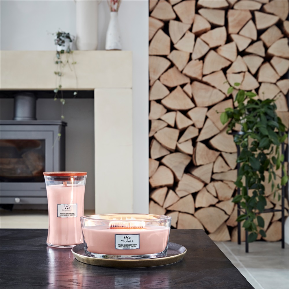 WoodWick Candela Profumata Pressed Blooms & Patchouli - 609,5 g, Forma Clessidra con Coperchio in Legno, Note di Ginepro e Fiori d'Arancio