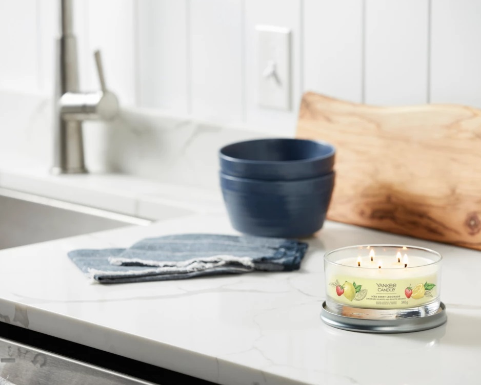 Yankee Candle Iced Berry Lemonade Candela Tumbler Multi-Stoppino 340 gr - Fragranza Fruttata con Note di Zucchero al Limone e Pompelmo