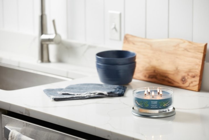 Yankee Candle Bayside Cedar Candela Profumata Tumbler Multi-Stoppino 340 g - Note di Pompelmo, Mandarino e Ambra