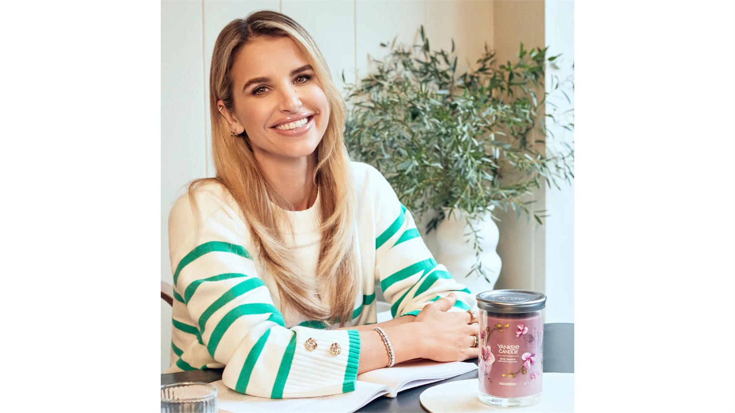 Yankee Candle Wild Orchid - Candela Profumata Tumbler Grande 567g, Cera di Soia, Fragranza Floreale con Note di Ozono e Frutta Matura