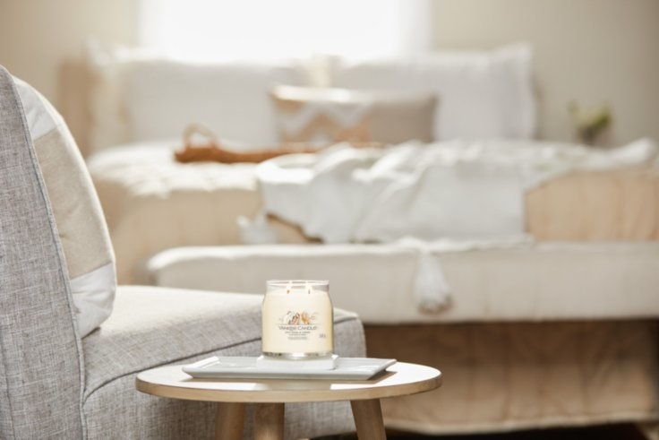 Yankee Candle Soft Wool & Amber - Candela Profumata Media 368g con 2 Stoppini, Fragranza Floreale, Cera di Soia, Fino a 50 Ore di Combustione