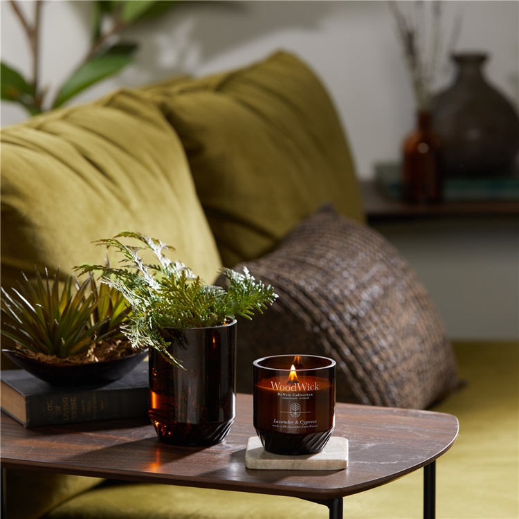 WoodWick Candela Profumata Media Lavender & Cypress - 181g/184g, Cera di Cocco e Soia, Stoppino Scoppiettante, Ingredienti Biologici