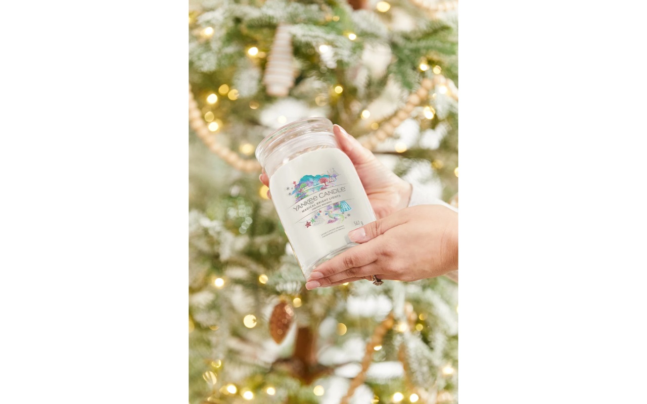 Yankee Candle Candela Profumata in Giara Grande Magical Bright Lights 567 g - Pera Ghiacciata, Menta, Gelsomino, Vaniglia, Fino a 90 Ore di Combustione