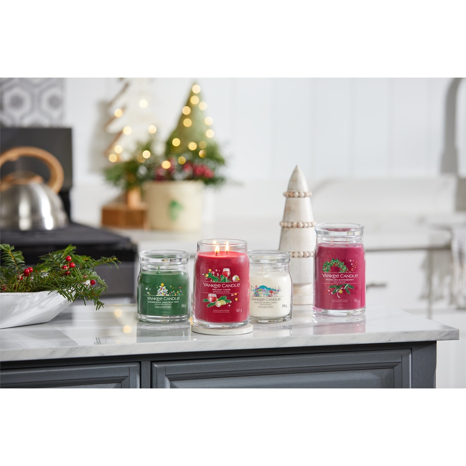 Yankee Candle Candela Profumata Giara Media Shimmering Christmas Tree Verde 368 gr - Note Verdi e Spezie Calde