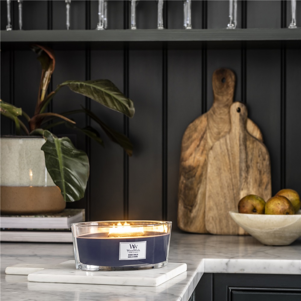 WoodWick Hinoki Dahlia Candela Profumata Ellittica 453 g - Fragranza di Legno di Cipresso, Prugna e Dalia con Stoppino in Legno Naturale