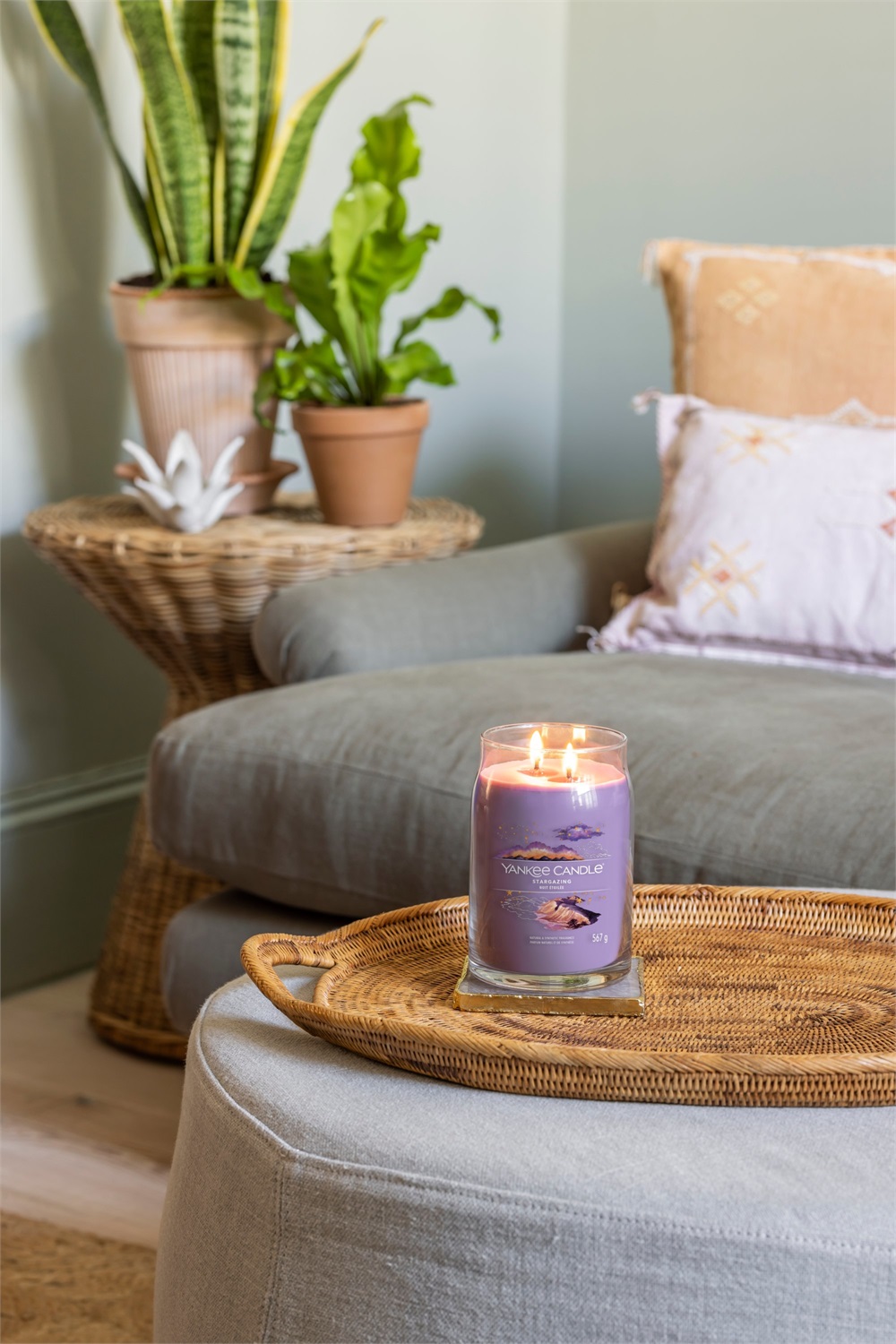 Yankee Candle Stargazing - Candela in Giara Grande 567g con profumo di Lavanda, Eucalipto e Zucchero Vanigliato, Colore Viola, Tempo di Combustione fino a 90 ore