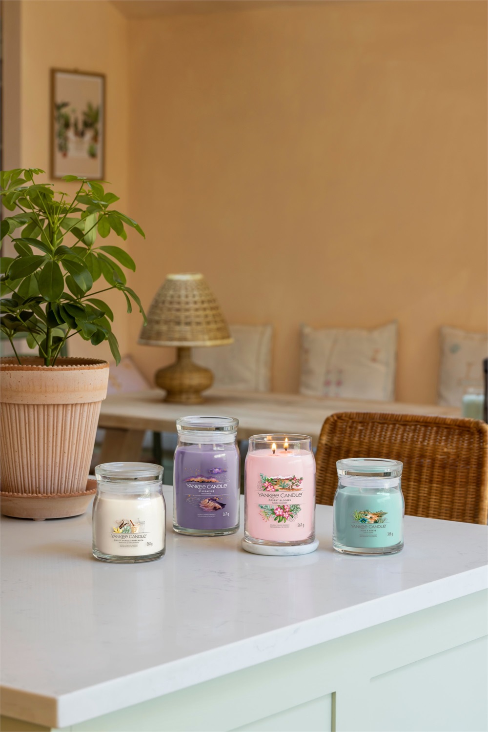 Yankee Candle Stargazing - Candela in Giara Grande 567g con profumo di Lavanda, Eucalipto e Zucchero Vanigliato, Colore Viola, Tempo di Combustione fino a 90 ore