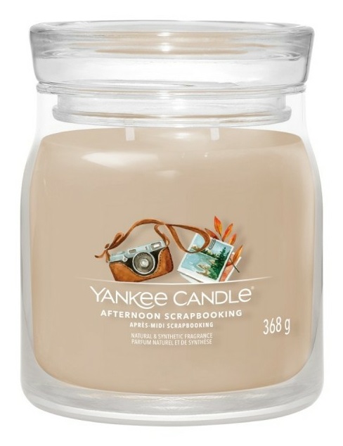 Yankee Candle Afternoon Scrapbooking - Candela Profumata Media 368g con Fragranza di Cuoio, Mela e Ambra, Tempo di Combustione Fino a 50 Ore