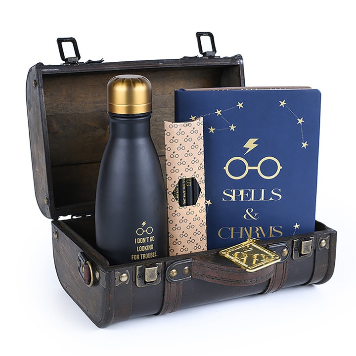 Pyramid International Set Regalo Harry Potter Trouble Finds Me - Borraccia, Taccuino, Matite, Portachiavi e Valigia